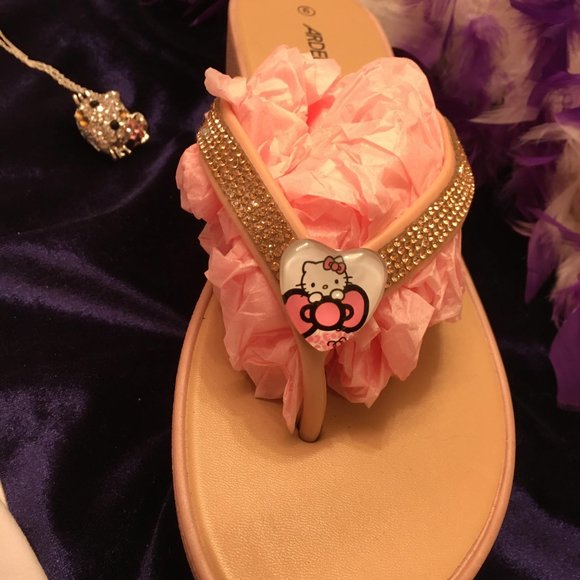 ADORABLE glass puff heart flip flops with added hello kitty details💖 - Picture 5 of 9